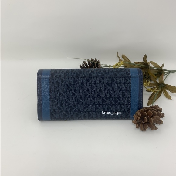 Michael Kors Montgomery Large Carryall Wallet - Picture 3 of 8